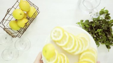 Limonata taze limon ve saman tepsi