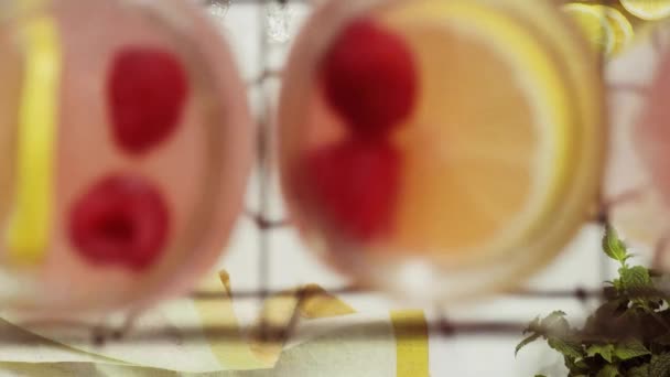 循序渐进 装饰覆盆子柠檬汁和新鲜柠檬和覆盆子在喝梅森罐子 — 图库视频影像