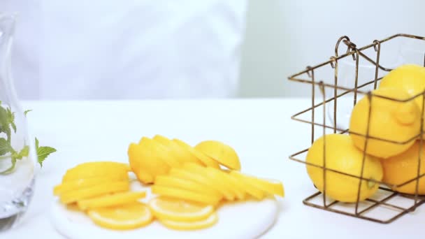 Paso Paso Haciendo Limonada Con Limones Frescos Paja Bandeja — Vídeo de stock