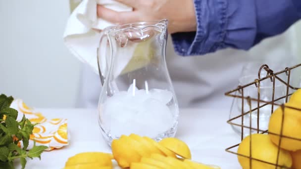 Passo Dopo Passo Facendo Limonata Con Limoni Freschi Paglia Sul — Video Stock