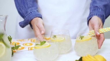 Limonata taze limon ve saman tepsi