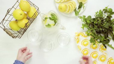 Limonata taze limon ve saman tepsi