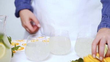 Limonata taze limon ve saman tepsi