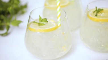 Limonata taze limon ve saman tepsi