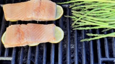 Adım adım. Limon outdooor gaz ızgara ile somon ızgara.