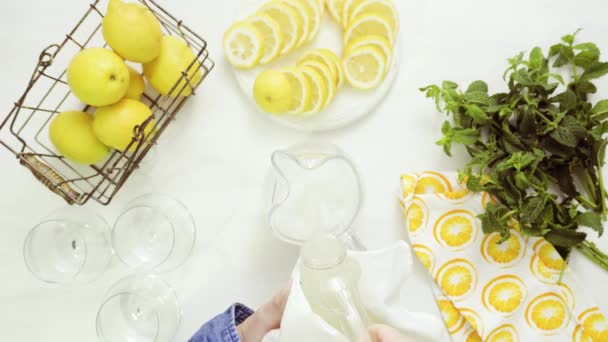 Limonata Con Limoni Freschi Paglia Sul Vassoio — Video Stock