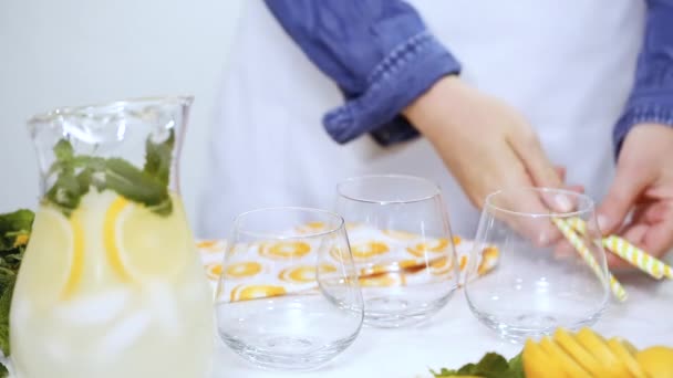 Limonata Con Limoni Freschi Paglia Sul Vassoio — Video Stock