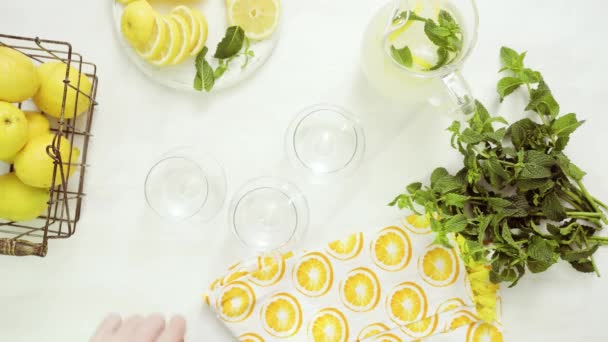 Limonade Mit Frischen Zitronen Und Stroh Auf Dem Tablett — Stockvideo