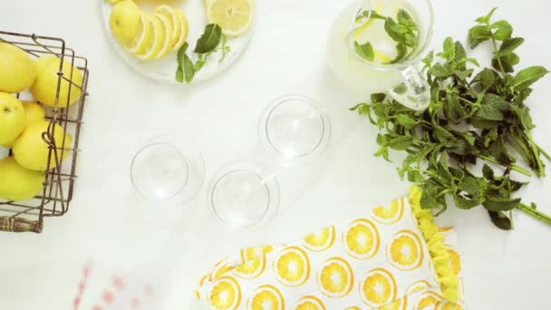 Limonada Con Limones Frescos Paja Bandeja — Vídeos de Stock