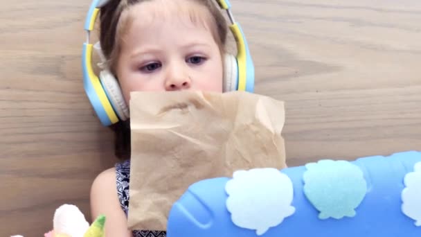 Uzaktan Onun Tablet Üzerinde Eğitim Katılan Kulaklık Ile Küçük Kız — Stok video