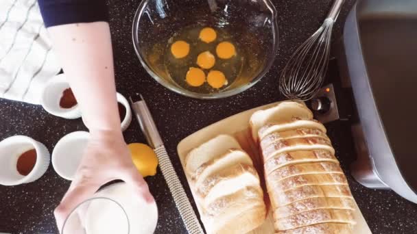 Βήμα Βήμα Προετοιμασία French Toast Για Πρωινό — Αρχείο Βίντεο