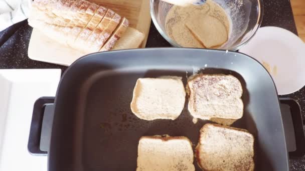 Βήμα Βήμα Προετοιμασία French Toast Για Πρωινό — Αρχείο Βίντεο