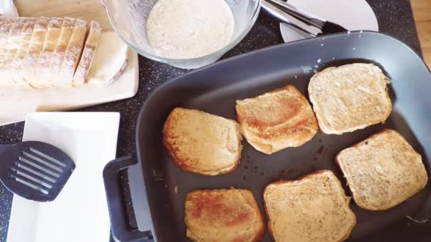 Steg För Steg Förbereda Franska Toast För Frukost — Stockvideo