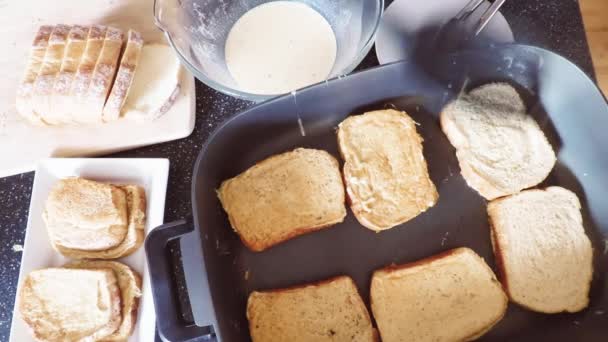 Stap Voor Stap Franse Toast Voorbereiden Met Ontbijt — Stockvideo