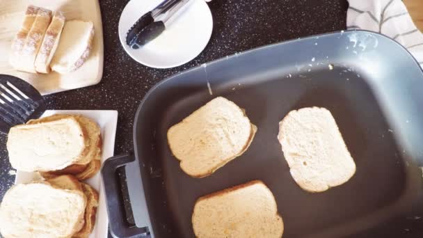 Шаг Шагом Подготовка Французских Тостов Завтрак — стоковое видео