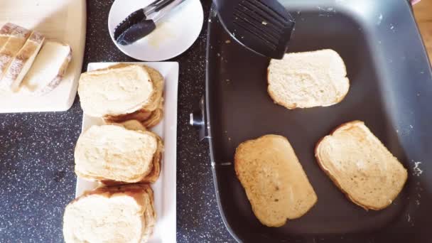 Adım Adım Kahvaltıda Kızarmış Ekmek Hazırlama — Stok video