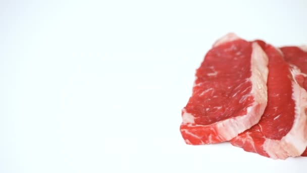 Beyaz Bir Arka Plan Üzerinde Ham New York Şerit Biftek — Stok video