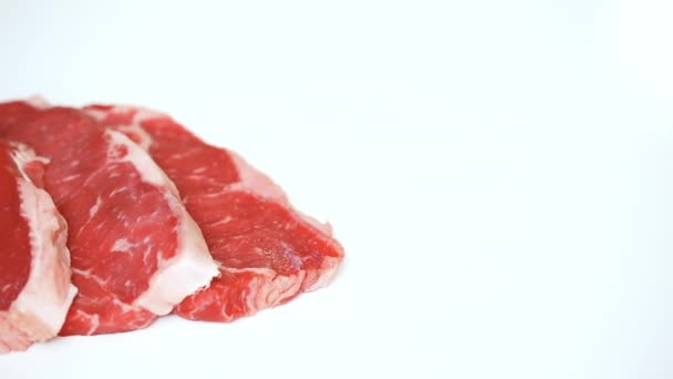 Syrové Steaky New Yorku Pruh Bílém Pozadí — Stock video