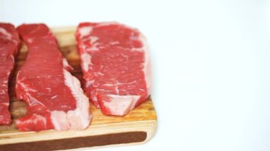 Ham New York şerit biftek ağaç kesme tahtası.