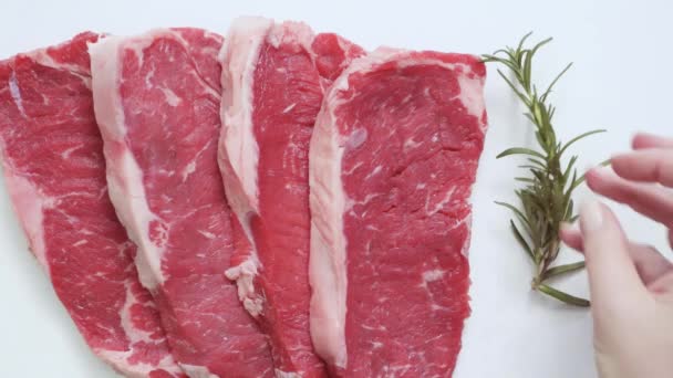 Rauw New York Strip Steaks Een Witte Achtergrond — Stockvideo