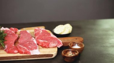 Ham New York şerit biftek ağaç kesme tahtası.