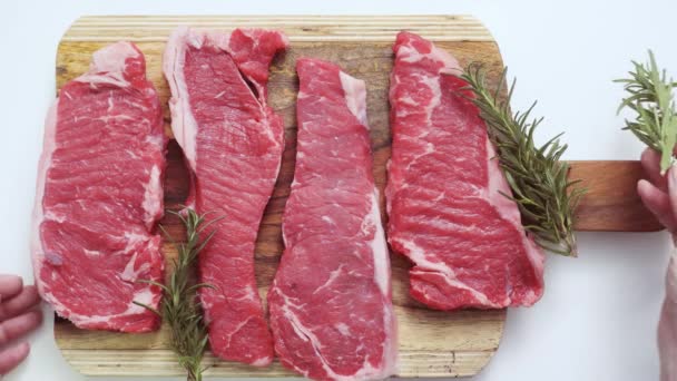 Rauw New York Strip Steaks Een Houten Snijplank — Stockvideo