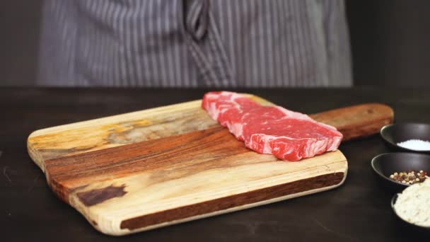 Surový New York Strip Steaky Dřevěné Prkénko — Stock video