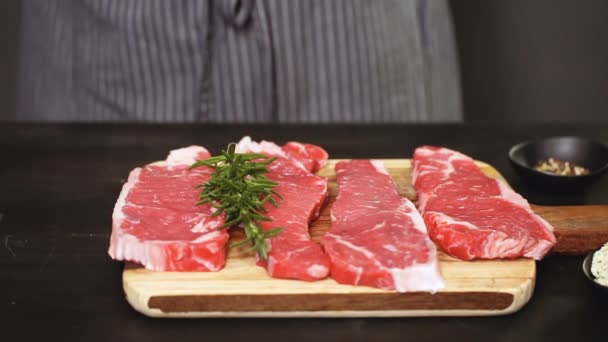 Steaks Crus Bande New York Sur Une Planche Découper — Video