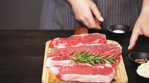 Surový New York Strip Steaky Dřevěné Prkénko — Stock video