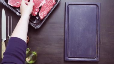 Dökme demir tavada ham New York şerit biftek.
