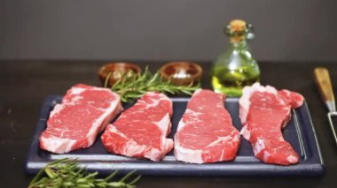 Dökme demir tavada ham New York şerit biftek.