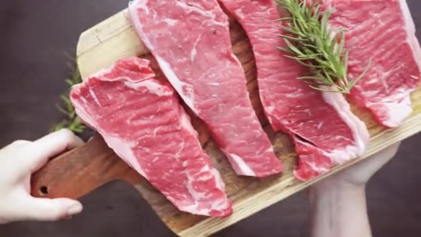 Surový New York Strip Steaky Dřevěné Prkénko — Stock video