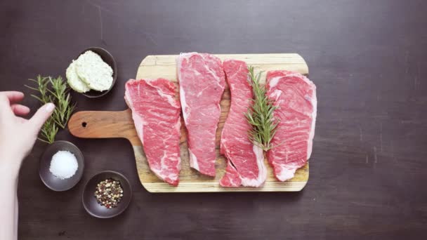 Rohe New York Streifen Steaks Auf Einem Holzschneidebrett — Stockvideo