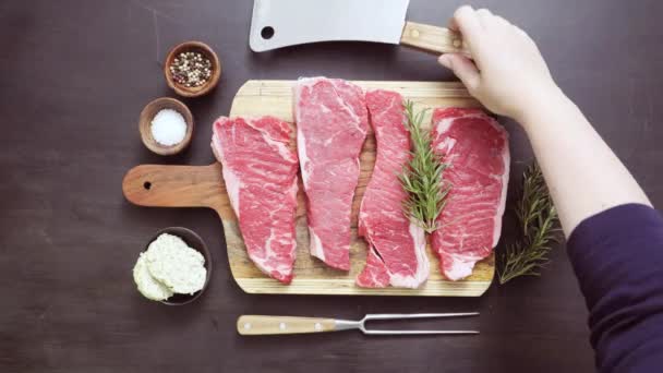 Nyers New York Strip Steak Egy Vágódeszka — Stock videók