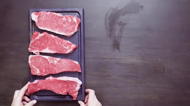 Rohe New York Streifen Steaks Der Gusseisernen Pfanne — Stockvideo