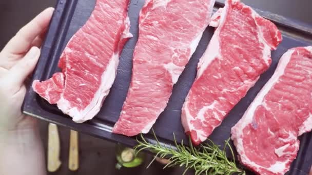 Rohe New York Streifen Steaks Der Gusseisernen Pfanne — Stockvideo