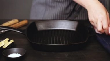 Dökme demir tavada ham New York şerit biftek.