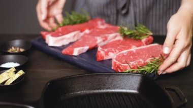 Dökme demir tavada ham New York şerit biftek.