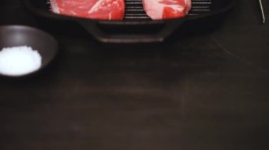Dökme demir tavada ham New York şerit biftek.