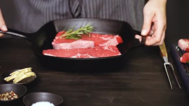 Dökme Demir Tavada Ham New York Şerit Biftek — Stok video
