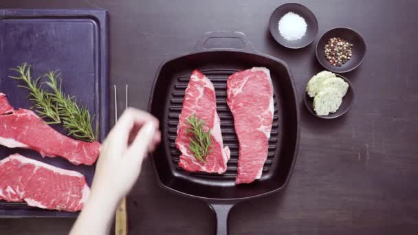 Çiğ New York Biftekleri — Stok video