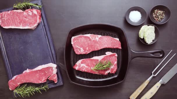 Nyers New York Sztriptíz Steak — Stock videók
