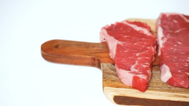 Rauw New York Strip Steaks Een Houten Snijplank — Stockvideo