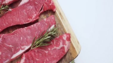 Ham New York şerit biftek ağaç kesme tahtası.