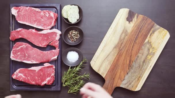 Nyers New York Strip Steak Egy Vágódeszka — Stock videók