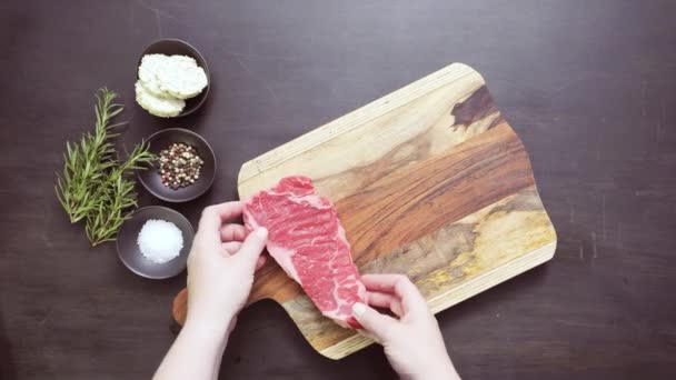 新鲜的纽约小条牛排在一个木切削板上 — 图库视频影像