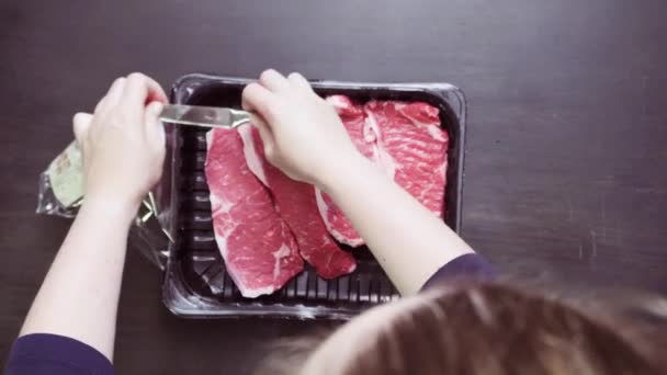 Çiğ New York Biftekleri — Stok video