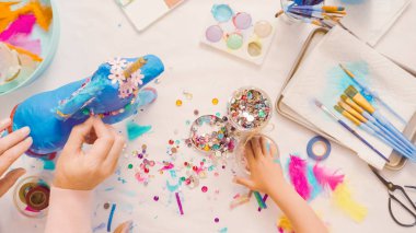 Adım adım. Anne ve kızı dekorasyon kağıt mache tek boynuzlu at birlikte.