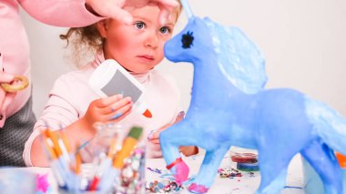 Anne ve kızı dekorasyon ve çiçek kağıt mache tek boynuzlu at mücevherlerle kağıt.