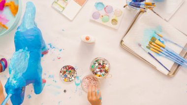 Adım adım. Kağıt çiçekler ve mücevher olan boyalı kağıt mache at dekorasyon.